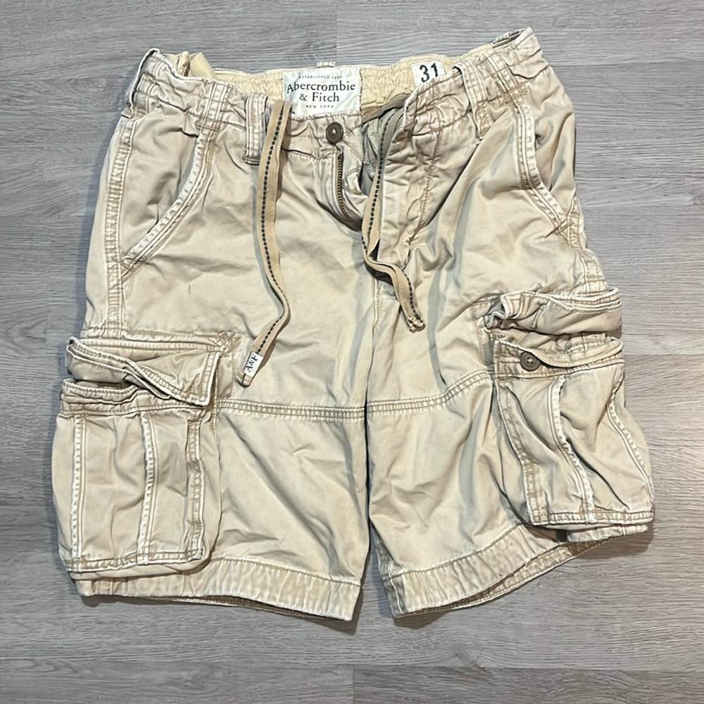 Abercrombie & Fitch men’s size 31 tan khaki cargo shorts.
